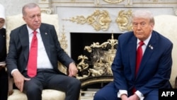 Президент США Дональд Трамп зустрічається з президентом Туреччини Реджепом Тайїпом Ердоганом в Овальному кабінеті Білого дому у Вашингтоні, округ Колумбія, 25 вересня 2025 року. (Фото SAUL LOEB / AFP)