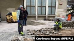 Майстори подменят настилката на тротоара до централата на Пеевски.