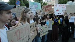 У Києві тривають протести: сотні людей вимагають незалежності антикорупційних органів (відео)