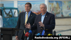 Сенатор-республиканец Линдси Грэм (п) и сенатор-демократ Ричард Блюменталь (л). Киев, 30 мая 2025 года