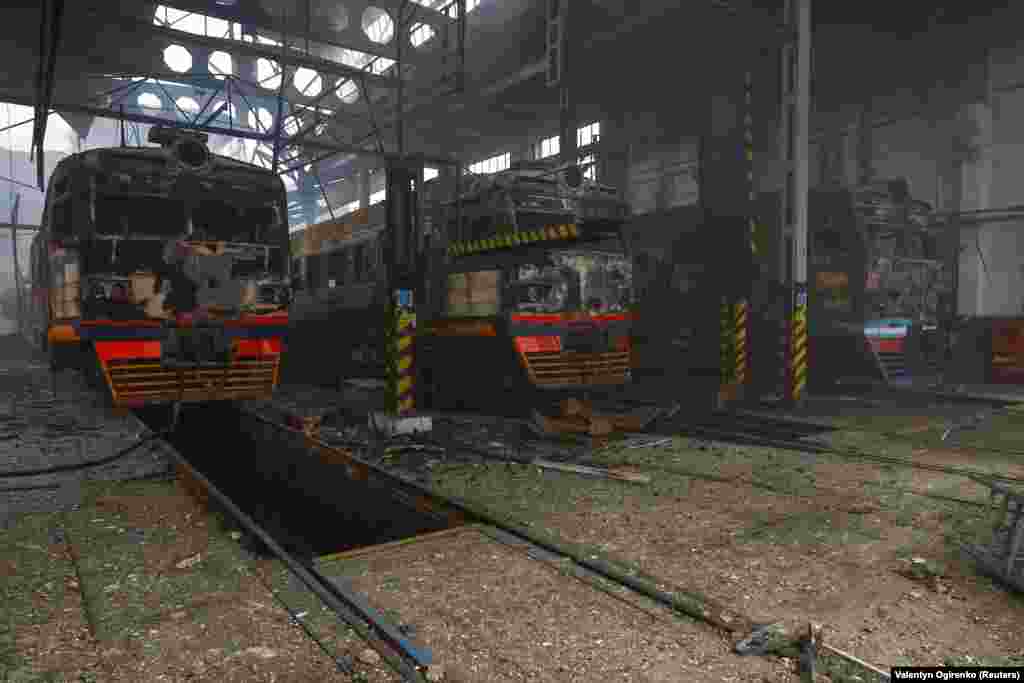 Спалені російським обстрілом потяги у депо