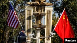 АКШ менен Кытайдын желектери. Бээжин, 8-ноябрь, 2017-жыл. 