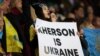 Вболівальниця з плакатом англійською мовою «Херсон – це Україна» під час футбольного матчу «Динамо» (Київ, Україна) і «Ренн» (Франція). Краків, Польща, 13 жовтня 2022 року