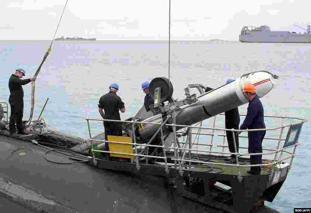 Військовослужбовці ВМС Великої Британії з ракетою «Томагавк» на військово-морській базі в Індійському океані в листопаді 2001 року.Президент США Дональд Трамп висловлює дедалі більше розчарування Москвою через пробуксовування мирних переговорів. Як повідомляється, потенційне постачання «Томагавків» було відновлено нещодавно на тлі прагнення Білого дому змусити Кремль «відчути біль» від розв'язаної ним війни проти України