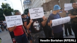 Един от контрапротестите в подкрепа на Иван Гешев през 2019 г. Много от участниците крият лицата си и не искат да бъдат снимани.