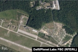 Агульны выгляд заходняй часткі вайсковага аэрадрому «Лунінец» 3 верасьня 2025 году. У правым куце здымка бачныя сыстэмы супрацьпаветранай абароны і ракетныя комплексы створанага ў 2023 годзе 56-га зэнітна-ракетнага палку. Да пачатку вайны ва Ўкраіне тут было амаль пустое месца