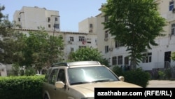На улицах Ашхабада вновь появились цветные автомобили