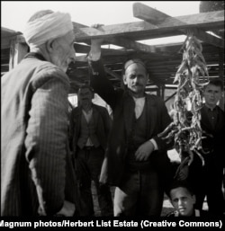 Ці фотографії – практично останні свідчення «спокійного» життя в Криму. Рівно за рік кримськотатарський народ депортують. Крим, 1943 рік