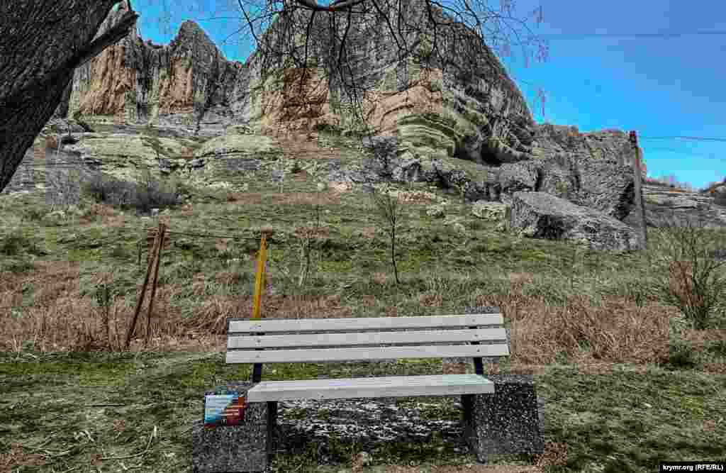 Salaçıqnıñ çetinde tahta bir skemle &ndash; asılğan levhada yazılğanına köre, &laquo;SVO alanında qaramanca elâk olğan Venjega Sergey Sergeyeviçniñ&raquo; hatırasına (&laquo;SVO&raquo; ya da &laquo;mahsus arbiy operatsiya&raquo; &ndash; Kreml propagandası Rusiyeniñ Ukrayinağa qarşı propagandasını böyle adlandıra &ndash; QA). Qırım.Aqiqat jurnalistleriniñ malümatına köre, &laquo;göñülli&raquo; Venjega 1987 senesi Bağçasaray rayonınıñ Aqtaçı (Furmanovka) köyünde dogödı, 2022 senesi dekabrniñ 10-nda yaralar neticesinde elâk oldı ya da can berdi. Ölüm tafsilâtları, bölügi, defin etilgen yeri belli degil.