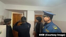 Жер титирөөдө жарака кеткен мекеме. Талас. 