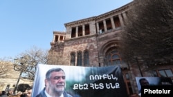 Армения-В Баку перед зданием правительства РА прошла акция протеста в поддержку армянских заключенных. На плакате написано: «Рубен, мы с тобой», 28 февраля 2025 г.