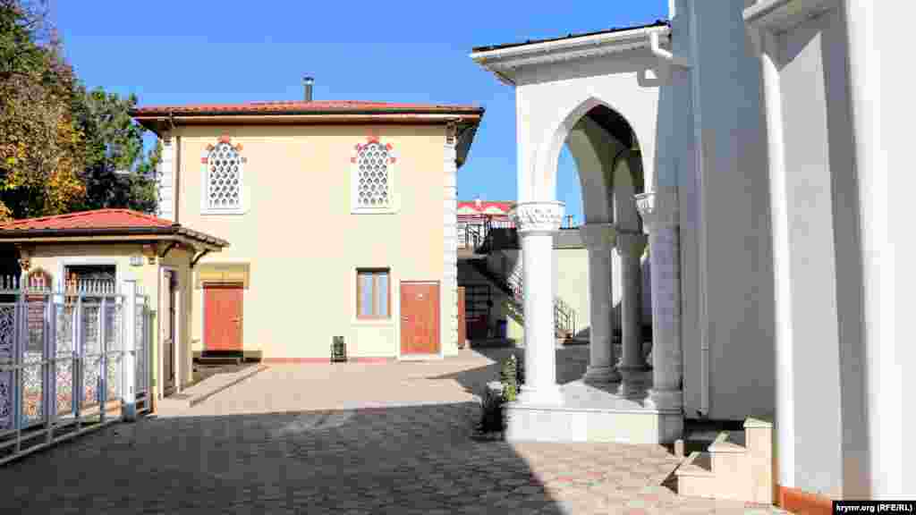 1917 senesi inqilâptan soñ cami çalışıp tura edi. 1922 senesi on musulman cemiyetine berildi. Onıñ qullanuv muqavelesi 1935 senesine qadar ükümsüre edi. 1936-1938 seneleri din kütkeni içün taqip etilgen musulmanlar, basqınçlardan qorqıp, camini qapattı ve ileride onı iş binası kibi qullandı