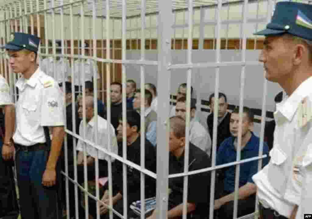 "Терроризм" деген айып менен соттолгон 15 анжияндык жарандын иши Өзбекстандын Жогорку сотунда каралууда. 2005-жылдын сентябрь айы.