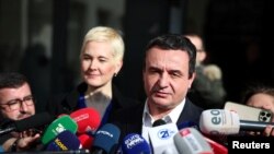 Potrivit presei din Kosovo, partidul actualului premier, Vetvendosje, este favorit la alegerile de duminică.