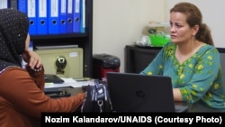 Тахмина занимается консультированием женщин с ВИЧ