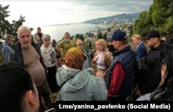 Глава российской администрации Ялты Янина Павленко с жителями Поликуровского холма в Ялте, которые протестуют против застройки этой территории, октябрь 2025 года