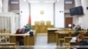 Засакрэчаныя прысуды, запалоханыя адвакаты. Як у Беларусі праходзяць суды над тымі, хто пасьпеў зьехаць за мяжу