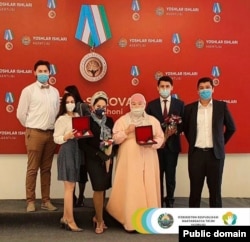 Наталья Фен (третья слева), предположительно гражданская жена Джавлона Юнусова.