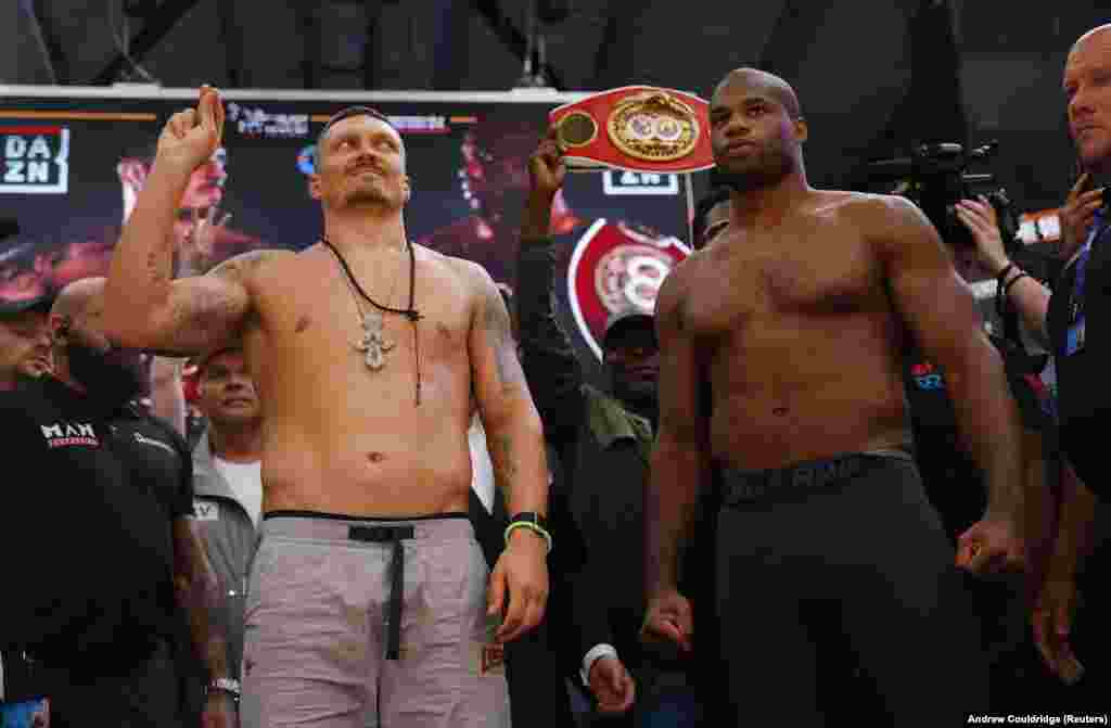 Усик разом з Даніелем Дюбуа під час зважування 18 липня.Усик сказав, що на тлі триваючої масштабної війни України з Росією його в першу чергу мотивує натхнення, яке він дає своїм співвітчизникам-українцям. «Я зараз боксую не за пояс, я боксую за всіх, хто захищає нашу країну, і в пам'ять про тих воїнів, яких вже немає з нами», – наголосив він.Бій Усик–Дюбуа відбудеться 19 липня на лондонському стадіоні «Вемблі»