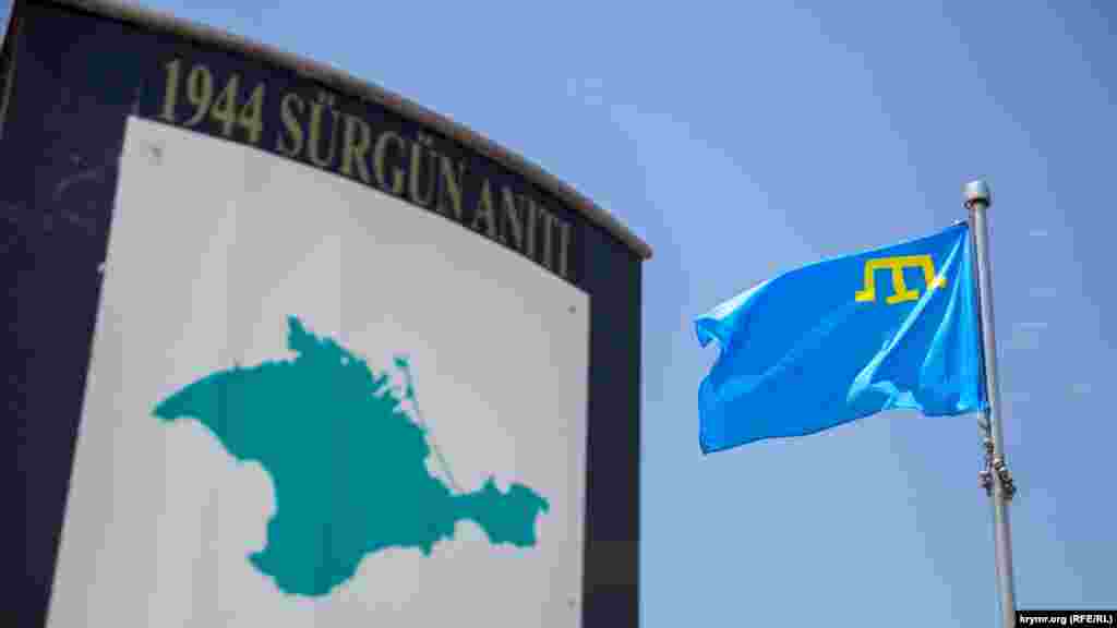 2018 senesi mayıs ayı. Qırımtatar bayrağı İstanbulda. 1990-larda Türkiye diasporası Qırımdaki semetdeşlerine milliy bayraqnen bağlı bilgi ve ananelerini bergen edi