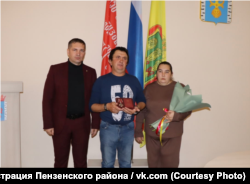 Родители Василия Громова во время вручения ордена их сыну посмертно