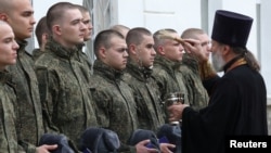 Священник РПЦ Московского патриархата благословляет российских новобранцев на военную службу. Севастополе, Крым, 22 октября 2025 года