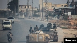 "Хайят Тахрир аш-Шам" куралдуу тобунун мүчөлөрү Алеппо провинциясында жүрөт. Сирия, 29-ноябрь, 2024-жыл.