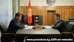 И. о. президента Талант Мамытов и и. о. премьер-министра Артем Новиков. 