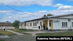 Детската градина в село Алеко, където се намира секция 152. Вляво се пада училището, където са секциите 151 и 153.