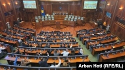 Deputetët e Kuvendit të Kosovës duke votuar gjatë seancës konstituive, më 28 gusht 2025.