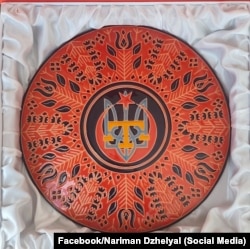 У центрі розміщено три герби, які є символами трьох народів