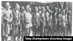 Совет өкмөтү менен жарашуу үчүн келген Мадаминбектин кошуунун тосуп алуу. 1920-жылдын март айы. (Мадаминбек Түркстан фронтунун аскер башчысы Михаил Фрунзенин 1920-жылдын 30-апрелиндеги буйругу менен Маргалан атчандар полкунун командири болуп дайындалган)