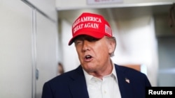 Президент США Дональд Трамп спілкується з представниками ЗМІ на борту літака Air Force One дорогою до Нью-Джерсі, США, 4 липня 2025 року