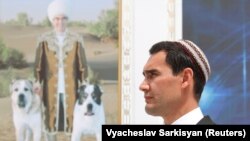 Ýurduň premýer ministriniň orunbasary Serdar Berdimuhamedow Türkmen atlarynyň güni hem-de Türkmen alabaý itiniň güni mynasybetli Aşgabadyň eteginde geçirilýän baýramçylykda. 2021-nji ýylyň 25-nji apreli.