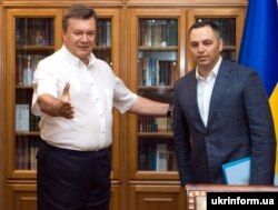 Тодішні президент України Віктор Янукович (ліворуч) і заступник голови Адміністрації президента Андрій Портнов. Крим, 2 серпня 2010 року