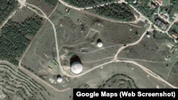 Під найбільшим куполом діаметром 34,5 метра за часів СРСР розміщувався радіолокаційний комплекс 57У6 «Перископ-ВМ». Скриншот супутникової карти Google