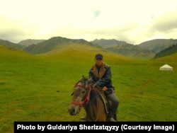 После переезда в Казахстан Алимнур Турганбай поселился с семьей в селе Узынагаш Алматинской области, где пас скот