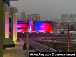 Президент қароргоҳи ва Украина элчихонаси ўртасига ўрнатилган LED-экан.