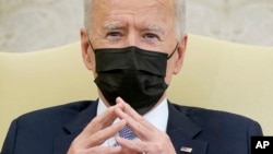 У своєму виступі Байден зосередиться, зокрема, на тому факті, що близько 43 відсотків американців отримали принаймні одну дозу вакцини від COVID-19, а майже третина населення повністю вакцинована