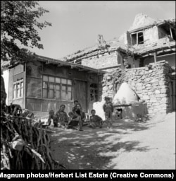 Ліст знімав у селах, де жили переважно кримські татари. Крим, 1943 рік