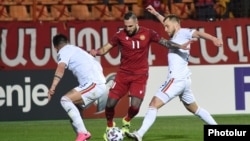 Эпизод футбольного матча Армения-Румыния в Ереване, 31 марта 2021 г.