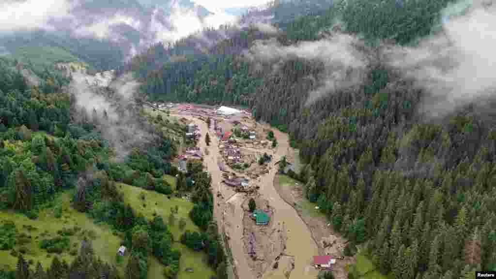 На снимке с беспилотника показана территория, поврежденная паводковыми водами в уезде Сучава, Румыния, 29 июля 2025 года, ISU Suceava