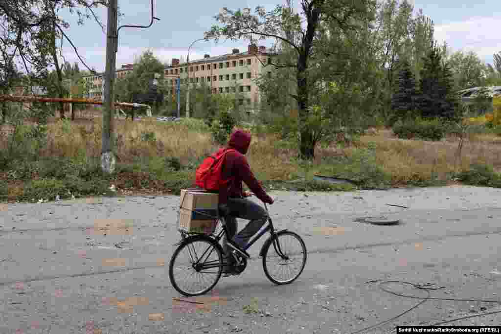 За словами волонтерів, які вивозять людей з міста, частина людей відмовляється виїжджати, у більшості універсальна відповідь «Немає куди», є не поодинокі історії, коли волонтерам роблять заявку на евакуацію, волонтери приїжджають на адресу, а нікого немає