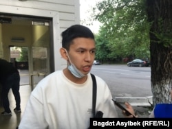 2021 жылы "жалған ақпарат тарату" ісі бойынша ұсталып, кейін қамаудан босатылған Темірлан Еңсебек. 15 мамыр 2021 жыл.