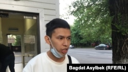 Автор сатирического паблика Qaznews24 Темирлан Енсебек на выходе из здания полиции. Алматы, 15 мая 2021 года
