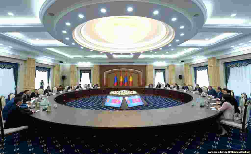 13-14-июнда Шанхай Кызматташтык Уюмунун (ШКУ) саммити өтөт. Ага катыша турган өлкөлөрдүн башчылары Кыргызстанга келе баштады. Жыйын соңунда уюмга төрагалык кылуу милдети Кыргызстандан Орусияга өткөрүлүп берилет.