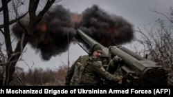 Український військовослужбовець 24-й ОМБр ЗСУ веде вогонь із самохідної гаубиці 2С5 «Гіацинт-С» поблизу Часового Яру, 18 листопада 2024 року