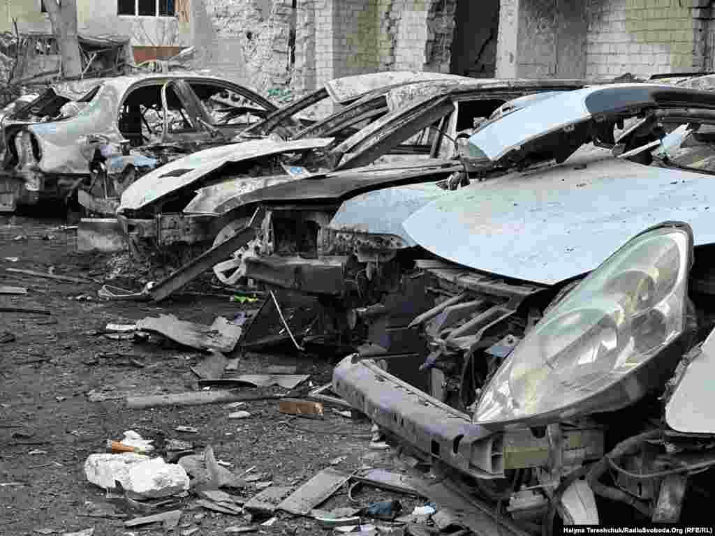 Згорілі автомобілі внаслідок влучання «Шахеда» у багатоповерхівку в Тернополі