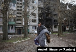 Жителька Покровська виїжджає з міста, 12 квітня 2025 року