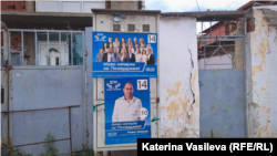 Освен на цялата листа на Пеевски, в „Изток“ има много плакати само на Райко Живков.